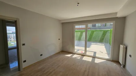 Modern tasarımlı, geniş pencereli ve ferah bir yatak odası iç mekânı.