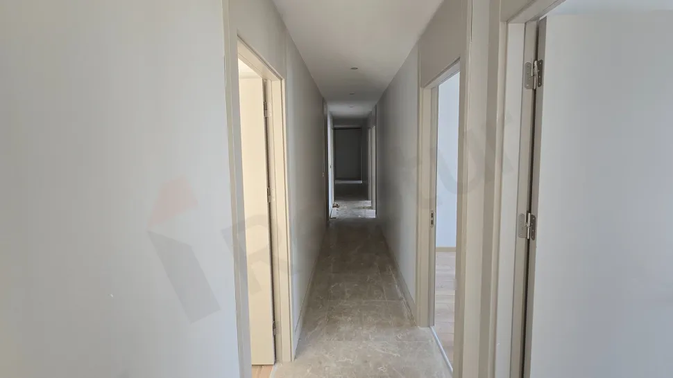 İstanbul Beylikdüzü'nde modern ve geniş bir yatak odasının iç görünümü