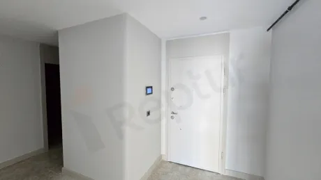 Modern bir dairenin giriş kapısı ve antre bölümü.