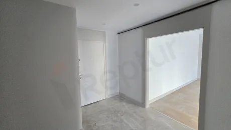 Bir dairenin içindeki modern tasarımlı iç mekan merdiven yapısı.