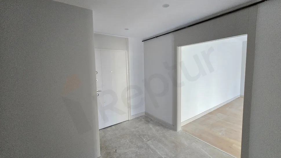 Bir dairenin içindeki modern tasarımlı iç mekan merdiven yapısı.