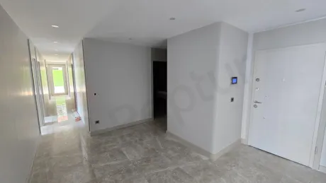 Modern tasarımlı, şık bir daire içi merdiven görünümü.