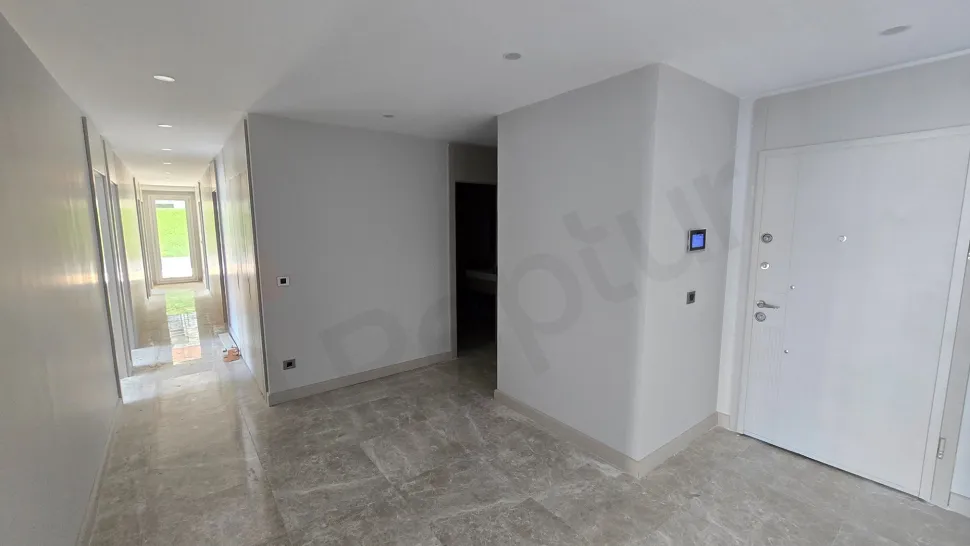 Modern tasarımlı, şık bir daire içi merdiven görünümü.