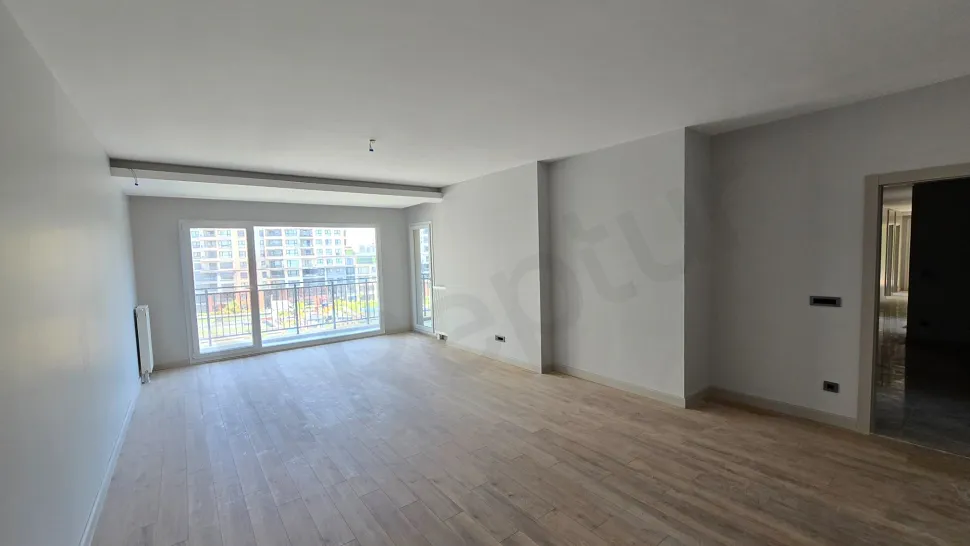 Geniş ve modern bir dairenin ferah oturma odası alanı.