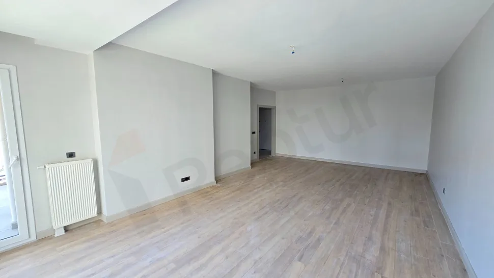 Geniş ve modern tasarıma sahip aydınlık bir oturma odası alanı.