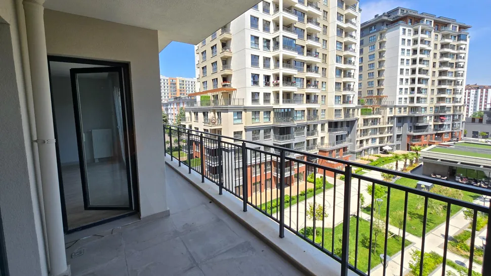 Geniş ve modern bir daire balkonunun görünümü.