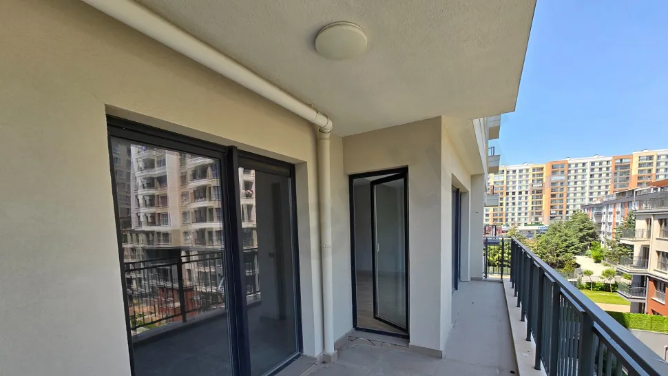 İstanbul Beylikdüzü'nde yer alan bir dairenin modern ve geniş balkon görünümü.