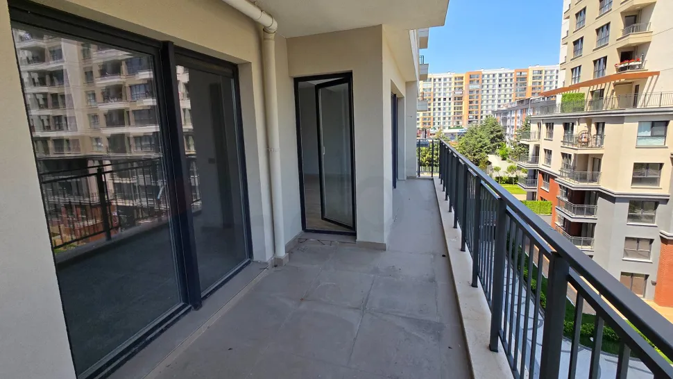 İstanbul Beylikdüzü'nde yer alan modern bir dairenin geniş ve ferah balkon görünümü.