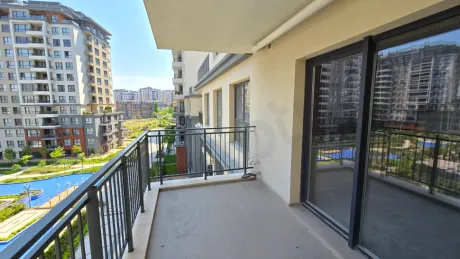 Beylikdüzü'nde Teraslı ve Çift Balkonlu, Havuz Manzaralı 5+1 Lüks Aile Dairesi
