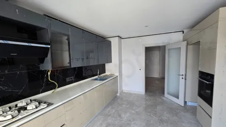 Modern tasarımlı, geniş ve aydınlık mutfak alanı.