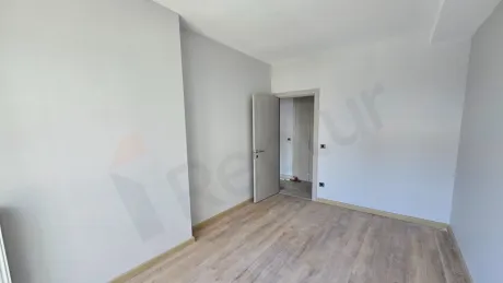Modern ve geniş bir yatak odasının iç mekan görünümü.