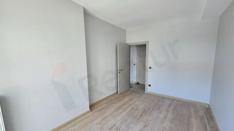 Modern ve geniş bir yatak odasının iç mekan görünümü.
