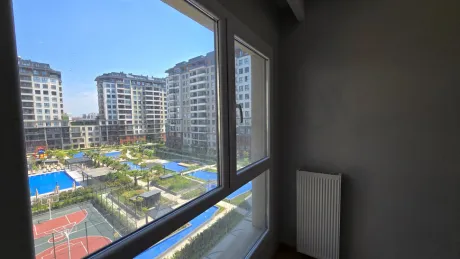 İstanbul Beylikdüzü'nde modern bir daireden görünen panoramik şehir ve deniz manzarası.