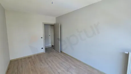 Modern tasarımlı, geniş ve ferah bir yatak odasının iç mekan görünümü.
