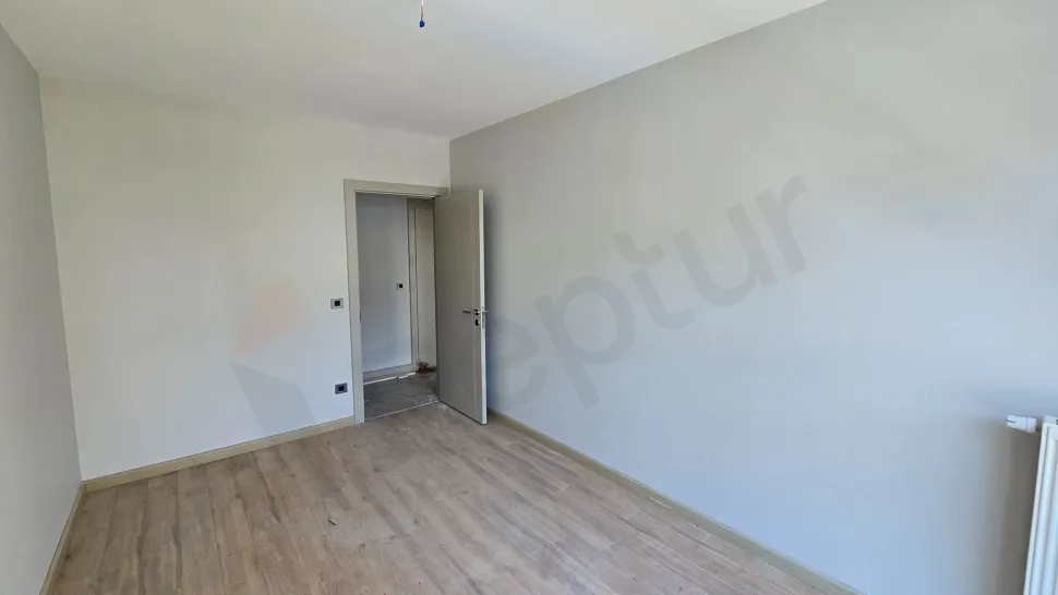 Modern tasarımlı, geniş ve ferah bir yatak odasının iç mekan görünümü.