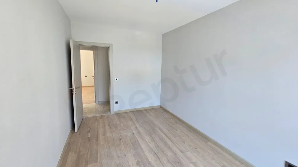 Geniş ve modern bir yatak odasının iç mekan görünümü.