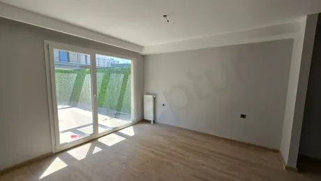 Beylikdüzü'nde lüks bir dairenin modern ve geniş yatak odası alanı.