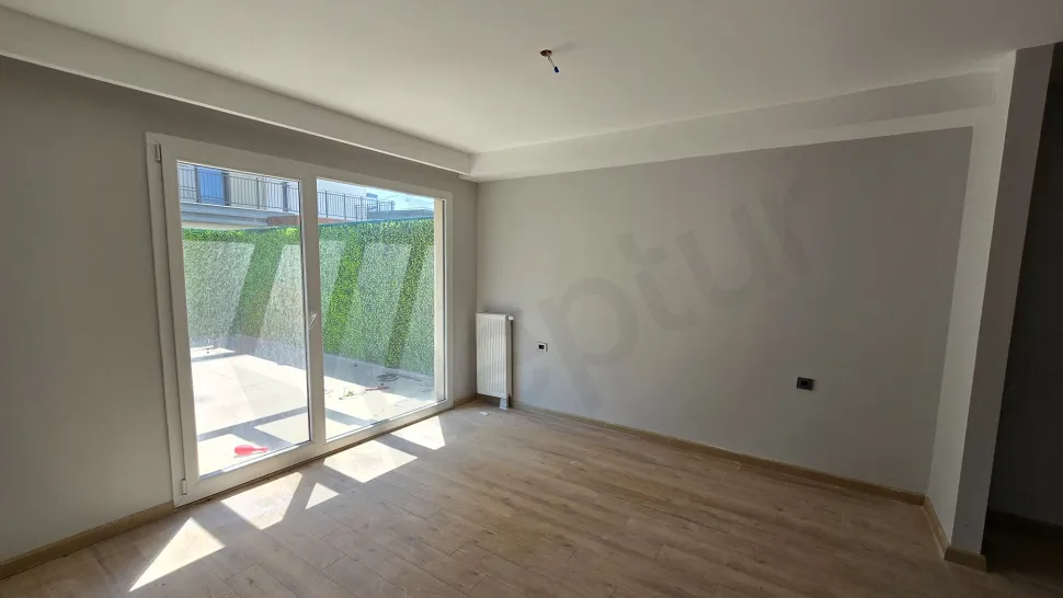 Beylikdüzü'nde lüks bir dairenin modern ve geniş yatak odası alanı.