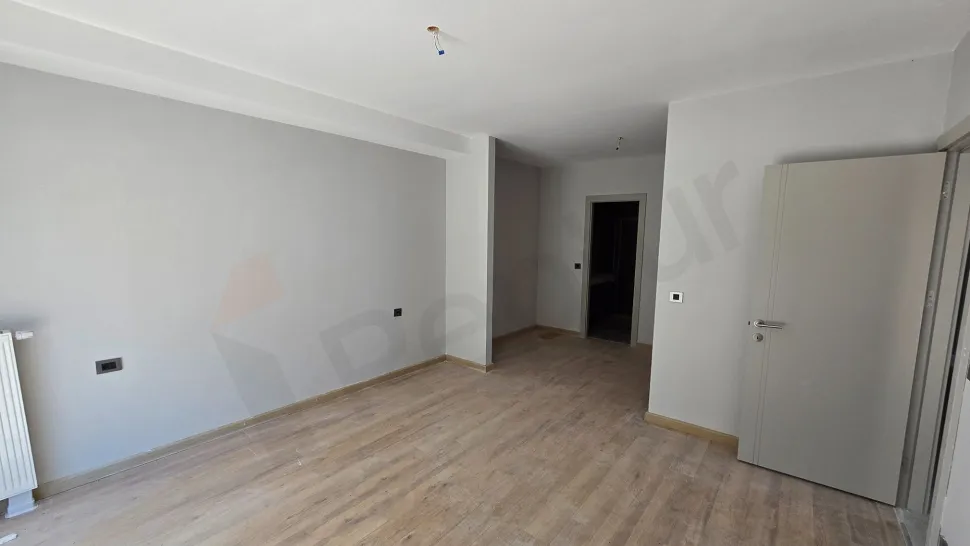 İstanbul Beylikdüzü'nde yer alan 5+1 dairenin geniş ve aydınlık yatak odası görseli.