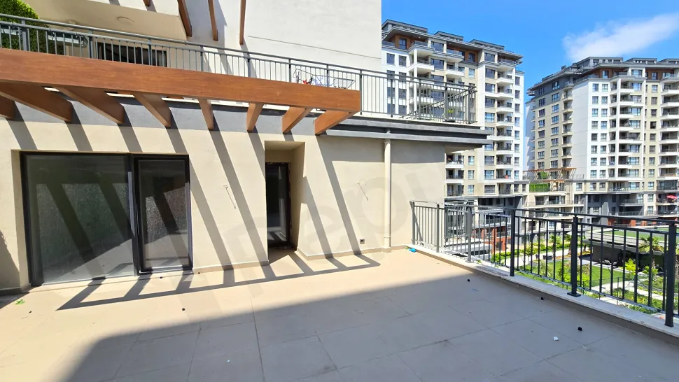 İstanbul Beylikdüzü'nde yer alan bir dairenin geniş ve modern tasarımlı teras alanı.