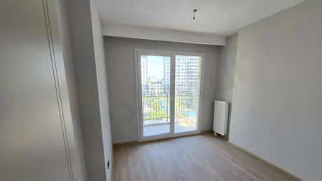 İstanbul Beylikdüzü'nde modern tasarımlı, geniş ve aydınlık bir yatak odası görünümü.