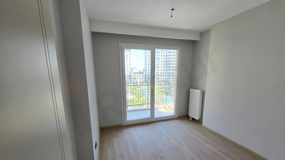 İstanbul Beylikdüzü'nde modern tasarımlı, geniş ve aydınlık bir yatak odası görünümü.