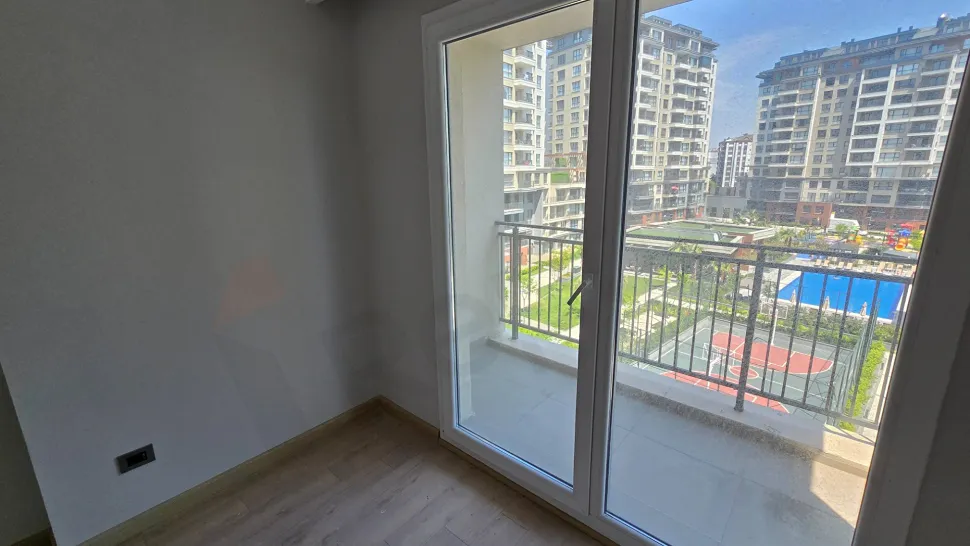 Modern tasarıma sahip, geniş ve aydınlık bir yatak odası görünümü.