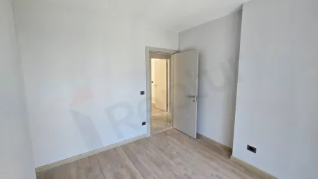 Beylikdüzü'nde modern bir 5+1 dairenin geniş ve aydınlık yatak odası alanı.