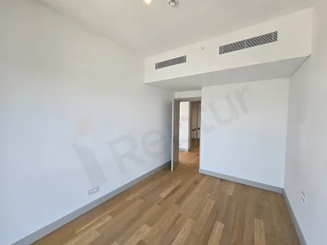 Modern ve ferah bir yatak odasının genel görünümü