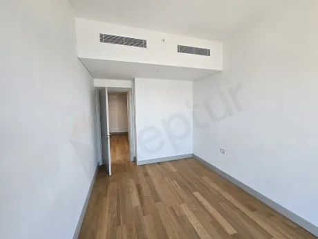 Modern tasarımlı, geniş pencereli ve aydınlık yatak odası görünümü.