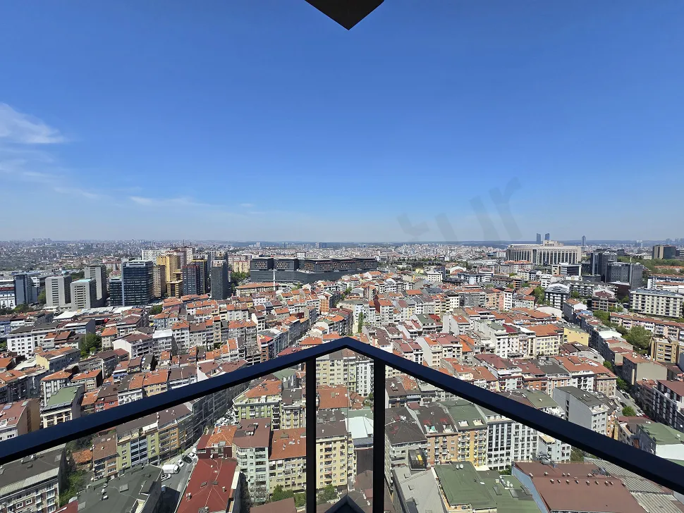 İstanbul Şişli'de yüksek bir binadan panoramik şehir manzarası.