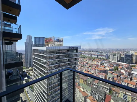 Şehir manzarasına bakan, korkulukları olan modern ve geniş bir apartman balkonu.