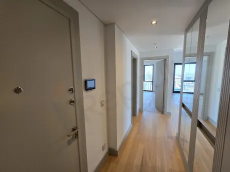 Modern ve estetik tasarıma sahip, şık bir daire içi merdiven detayı.