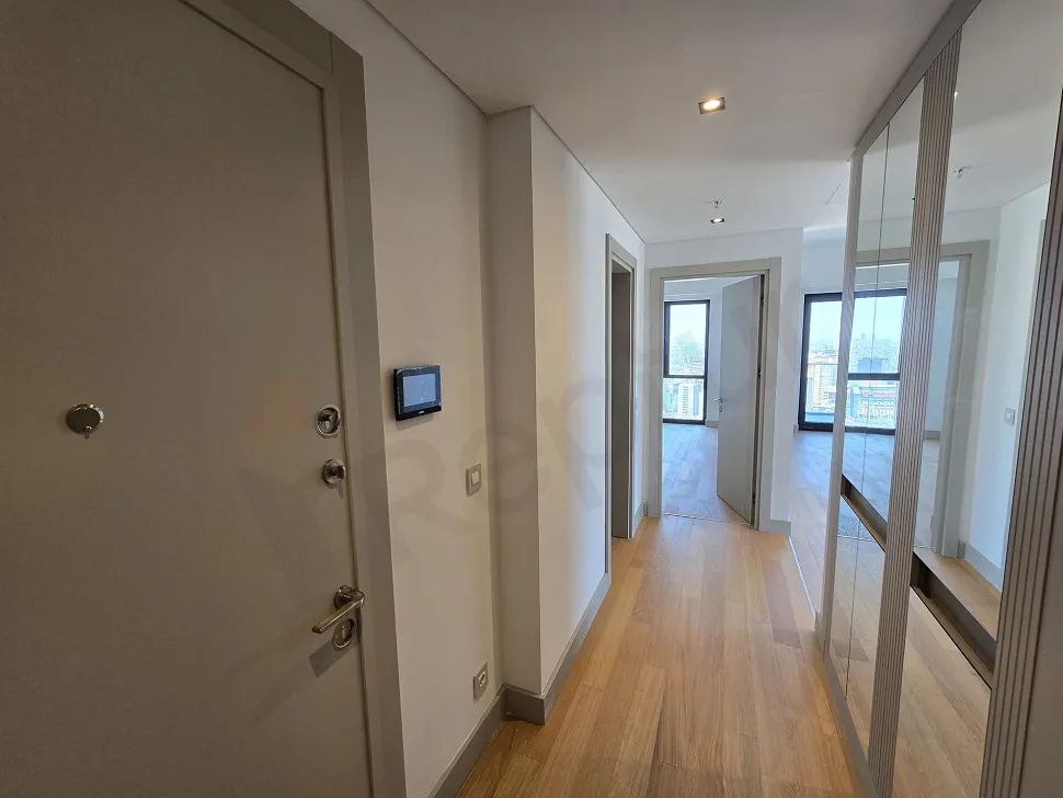 Modern ve estetik tasarıma sahip, şık bir daire içi merdiven detayı.