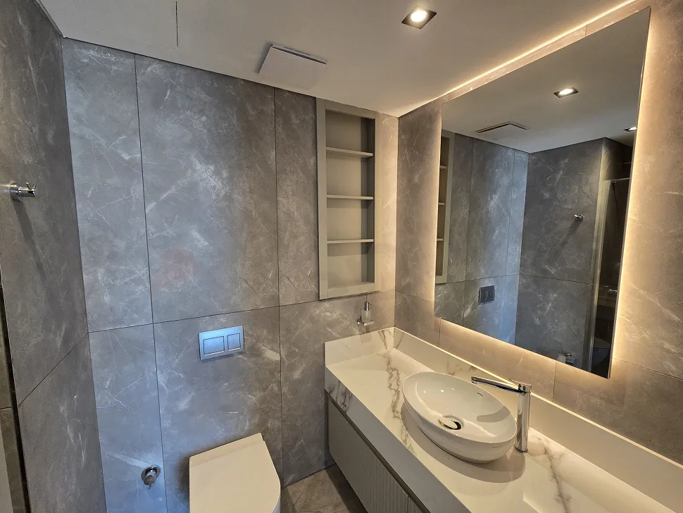 Modern ve şık tasarıma sahip bir banyo iç mekan görseli