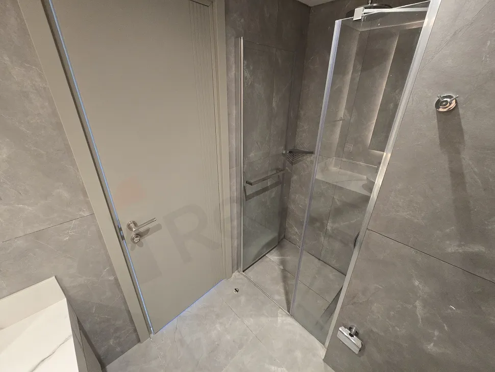 Modern armatürlü ve şık tasarımlı banyo alanı
