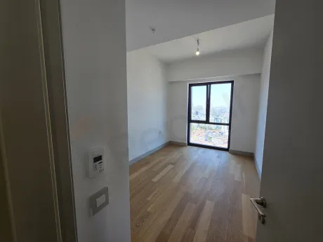 Modern ve geniş bir rezidans dairesinin gün ışığı alan yatak odası tasarımı.