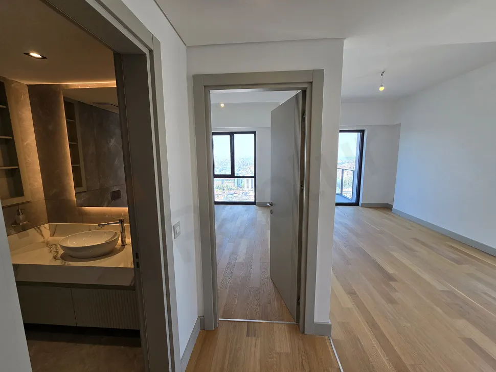 Modern tasarımlı, şık bir daire içi merdiven görüntüsü.