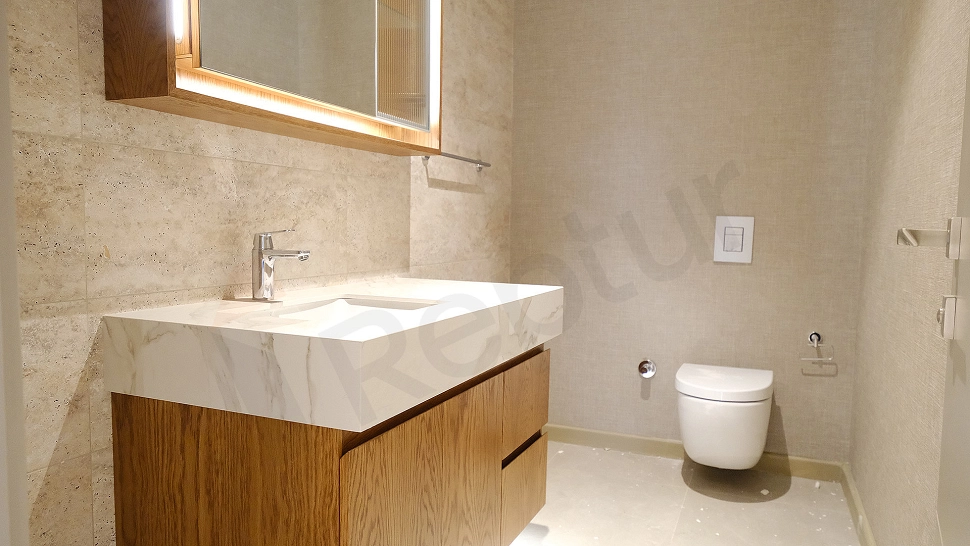 Modern tasarımlı, aydınlık ve ferah banyo.