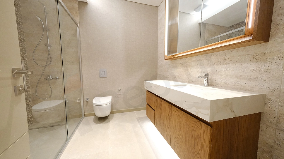 Modern banyo iç mekanı.