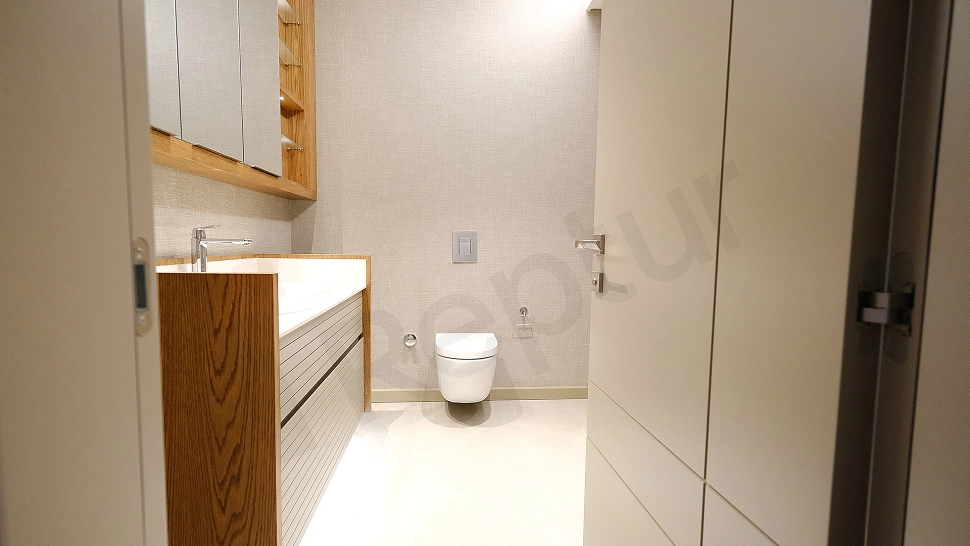 Modern tasarımlı banyo iç mekanı.