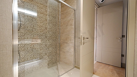 Modern tasarımlı banyo görseli.
