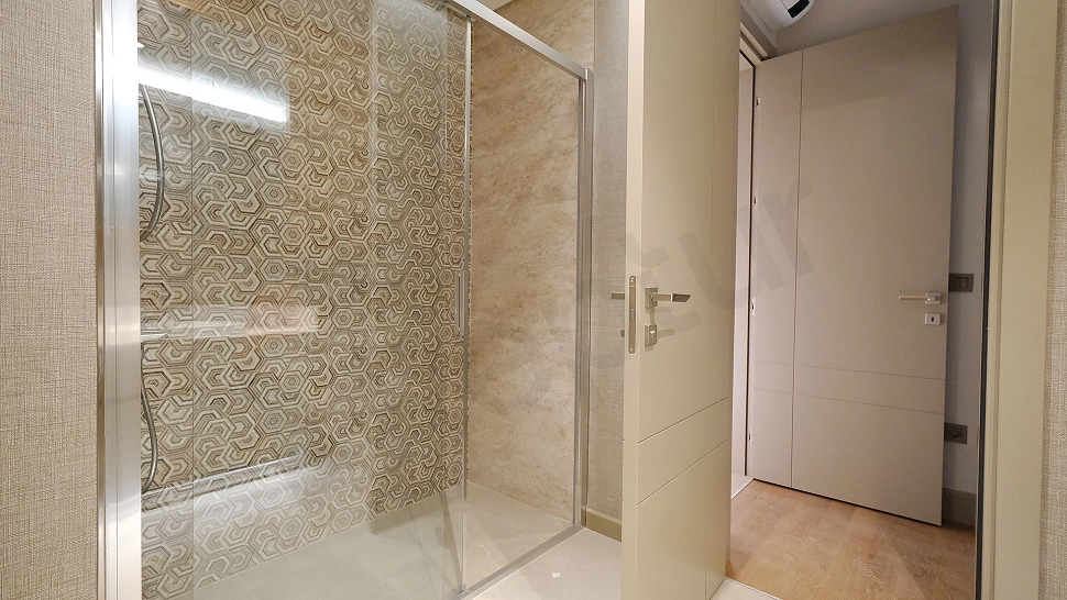 Modern tasarımlı banyo görseli.