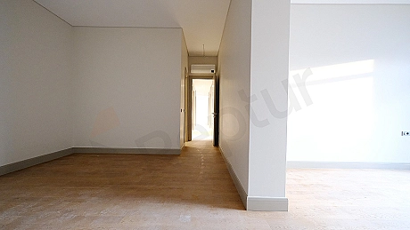 Geniş ve aydınlık daire koridoru.