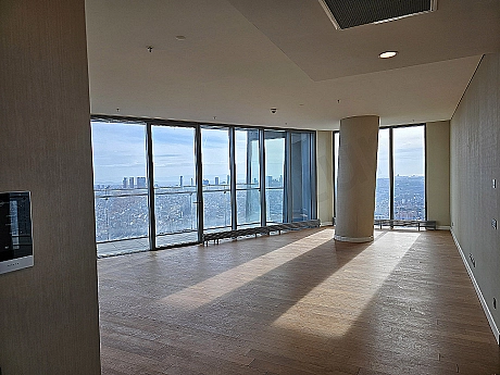 Modern oturma odası, geniş pencereler, ahşap zemin, krem rengi köşe koltuk, şömine, İstanbul Sarıyer.