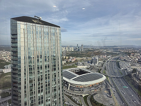 İstanbul Sarıyer'de deniz ve orman manzaralı lüks dairenin panoramik görüntüsü.