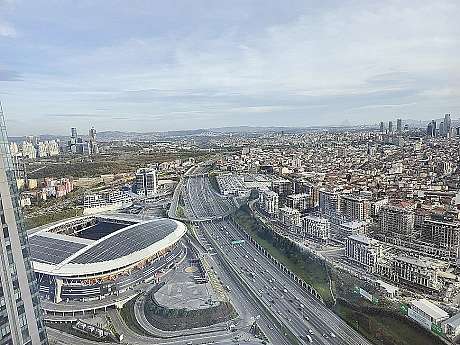 İstanbul Sarıyer'de deniz ve şehir manzaralı lüks dairenin panoramik görüntüsü.