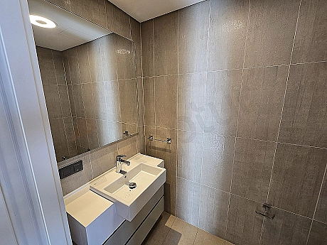 Modern tasarımlı, geniş ve aydınlık banyo.