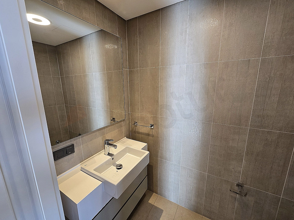 Modern tasarımlı, geniş ve aydınlık banyo.