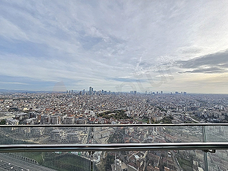 Sarıyer İstanbul'da deniz ve şehir manzaralı modern dairenin panoramik fotoğrafı.